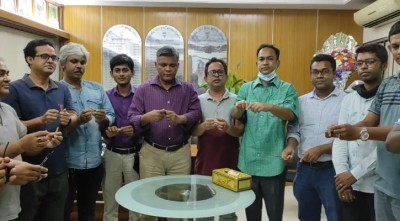 রোজিনা ইসলামের ঘটনায় কলম ভেঙে সাংবাদিকদের প্রতিবাদ