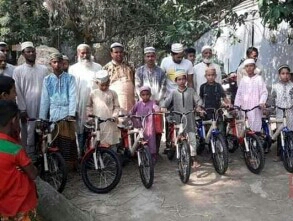 টানা ৪০ দিন নামাজ আদায় করে ৯ শিশু পেল বাইসাইকেল 