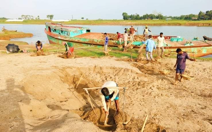 সুনামগঞ্জে পুলিশের অভিযানে দুই নৌকা আটক, ৪৫ হাজার টাকা জরিমানা
