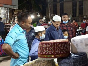 শেষ সময়ে বেড়েছে আতর টুপির চাহিদা 