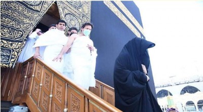 সস্ত্রীক পবিত্র কাবা ঘরে প্রবেশ করলেন ইমরান খান