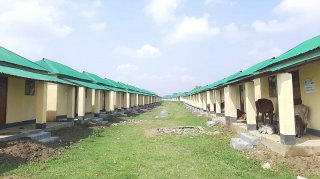 প্রধানমন্ত্রীর উপহারের শতাধিক ঘরে তালা