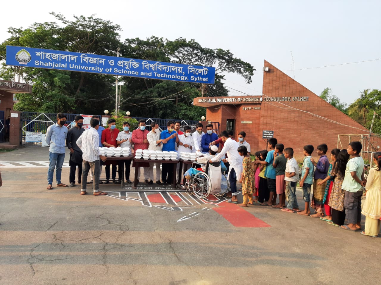 শাবিপ্রবি ছাত্রলীেগের সহায়তায় ৯’শ মানুষ পেল ইফতার সামগ্রী 