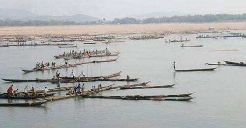 যাদুকাটা নদীতে চলছে বালু শ্রমিকদের আনন্দ মেলা