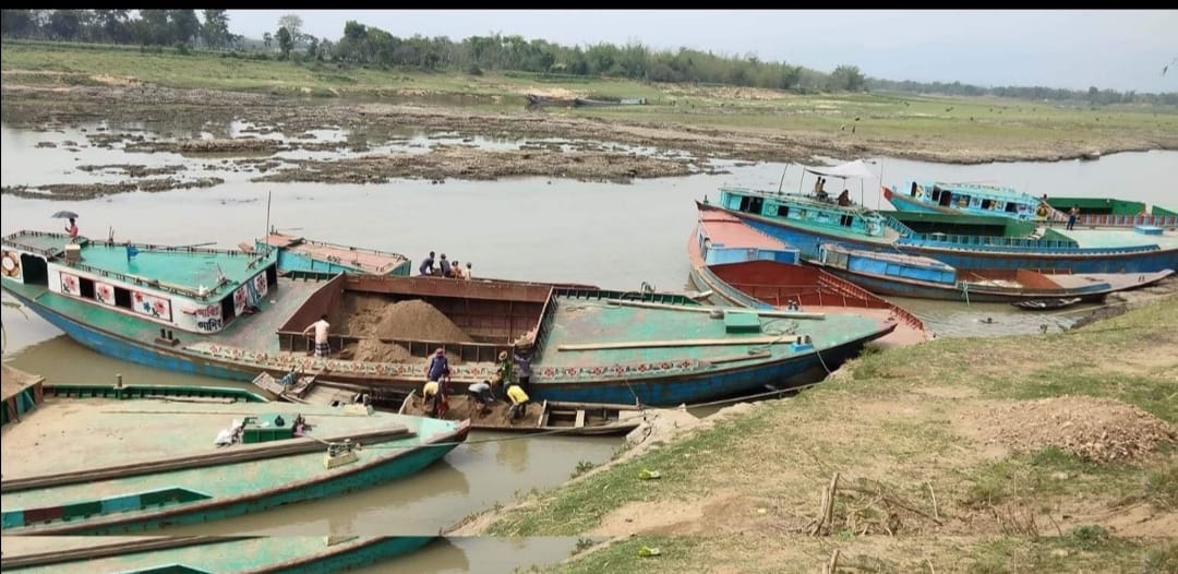 যাদুকাটা নদীর তীর কেটে কয়েকলাখ টাকার বালু নিয়ে যাচ্ছে লতিফ বাহিনী 