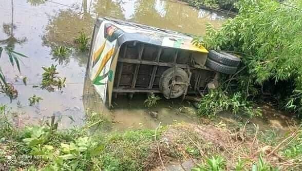 বাস খাদে পড়ে সুনামগঞ্জে যুবক নিহত