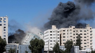 ইসরাইলি হামলায় মুহূর্তেই বিলিন হলো  ফিলিস্তিনের বহুতল ভবন 