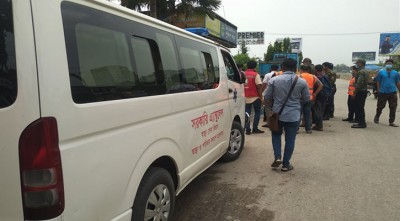  অ্যাম্বুলেন্সে যাত্রী নিয়ে ধরা খেল চেকপোস্টে 