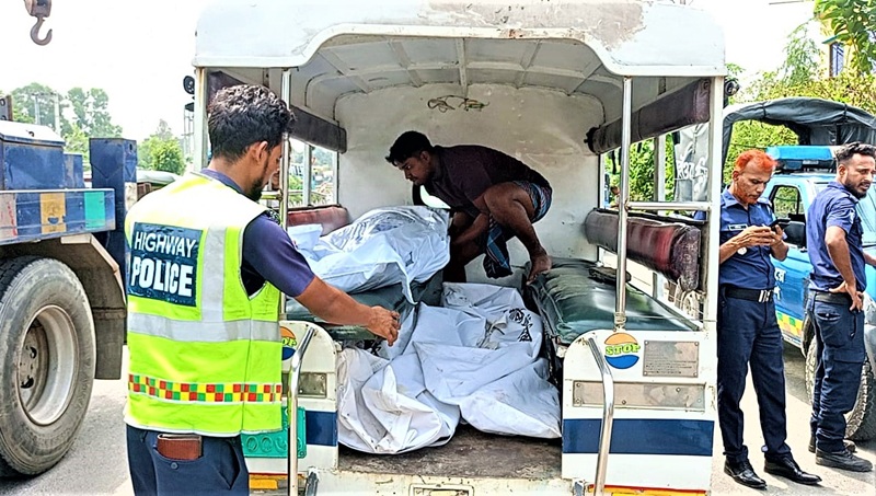ঢাকা-টাঙ্গাইল মহাসড়কে দুর্ঘটনায় একই পরিবারের ৩ জন নিহত