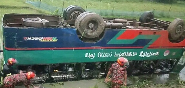 কিশোরগঞ্জে নিয়ন্ত্রণ হারিয়ে বাস খাদে, আহত ২৫