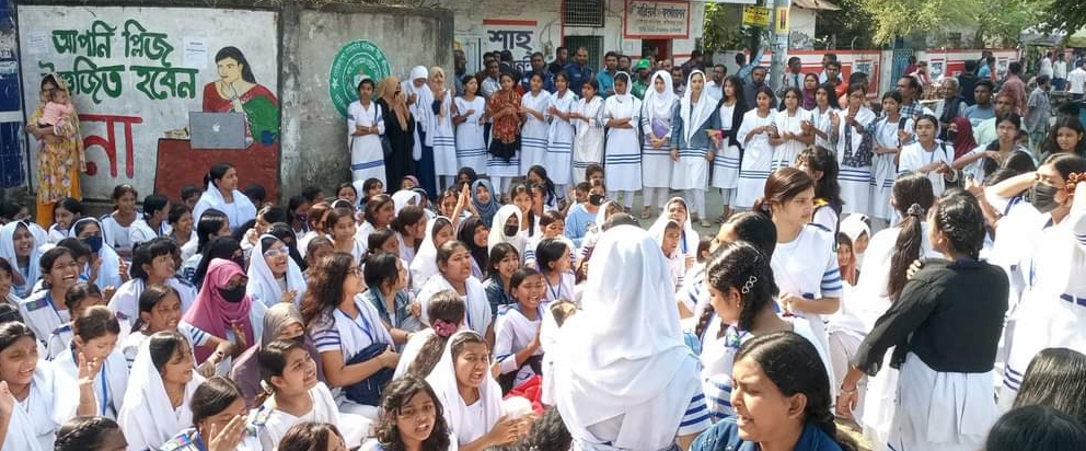 পাইকগাছায় প্রধান শিক্ষিকার অপসারণের দাবিতে বিদ্যালয়ে তালা ঝুলিয়ে শিক্ষার্থীদের সড়ক অবরোধ