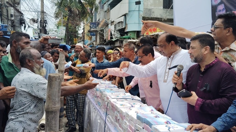 সাতক্ষীরায় শহীদ জিয়ার ৪৪তম শাহাদাত বার্ষিকীতে দুঃস্থদের মাঝে জেলা বিএনপির খাবার বিতরণ