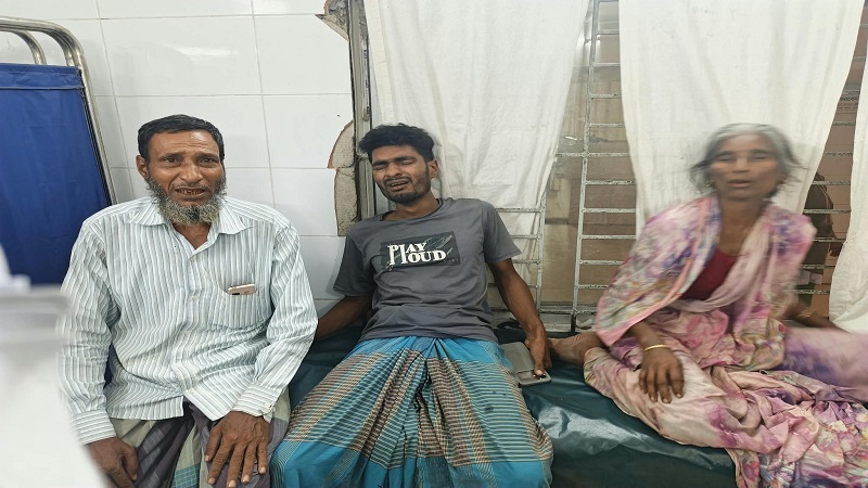 জমি নিয়ে বিরোধের জেরে সরকারী হাসপাতালে রক্তক্ষয়ী সংঘর্ষ, নারীসহ আহত ২০