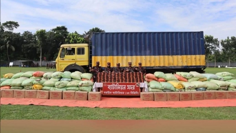 ব্রাহ্মণবাড়িয়ায় ১ কোটি টাকার বেশি মূল্যের ভারতীয় ফুচকা ও বিস্কুটসহ কাভার্ড ভ্যান জব্দ।