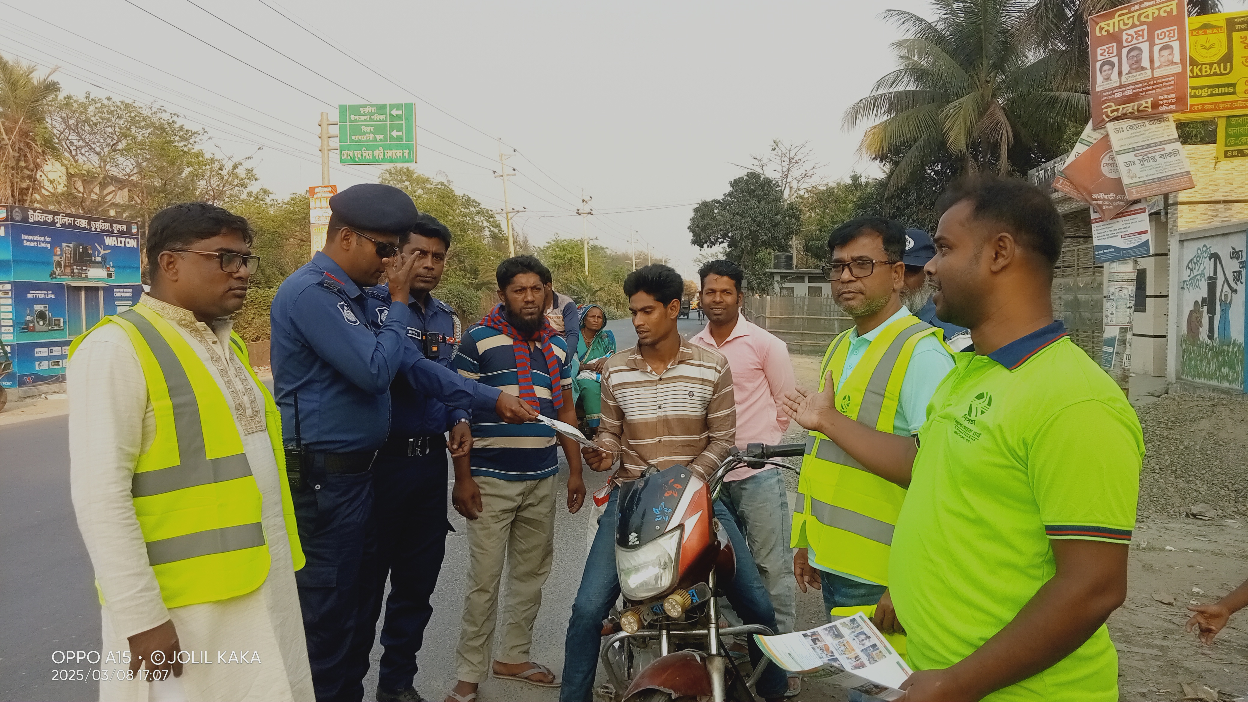 ডুমুরিয়ায় নিসচা'র লিফলেট বিতরণ