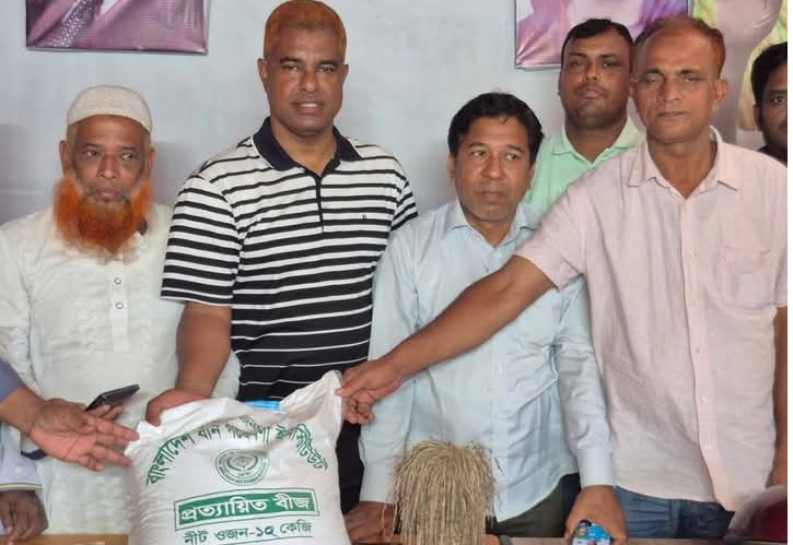 সোনাগাজীতে কৃষক দলের উদ্যোগে বিনামূল্যে ধানের বীজ বিতরণ 