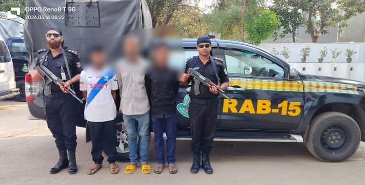 মহেশখালীর পাহাড়ে অস্ত্রের কারখানার সন্ধান সরঞ্জাম সহ ৩ কারিগর আটকে করেছে র‌্যাব