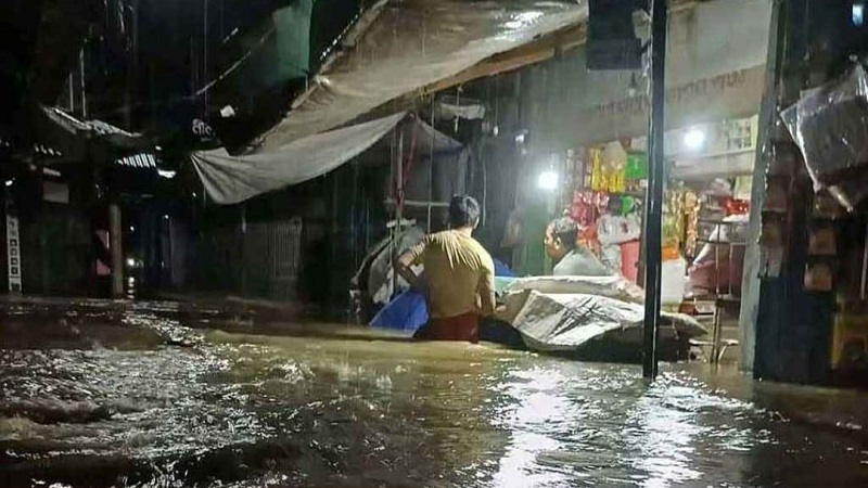 টানা বৃষ্টি ও পাহাড়ি ঢলে চট্টগ্রামের বেশ কয়েকটি উপজেলা প্লাবিত হয়ে অন্তত সাড়ে চার লাখ মানুষ পানিবন্