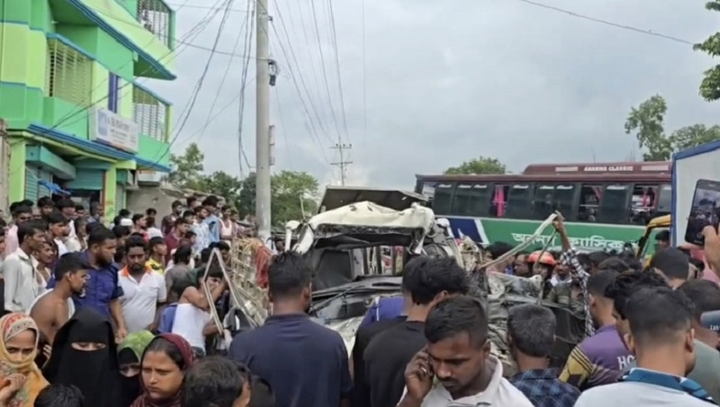 কিশোরগঞ্জে বাস-পিকআপ মুখোমুখি সংঘর্ষে নিহত ৩
