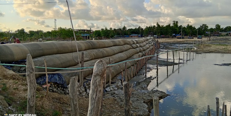 ঘটিভাঙ্গায় সরকারি খাল থেকে সরকারি কর্মচারী জাহাঙ্গীরের নেতৃত্বে অবৈধভাবে বালু উত্তোলন