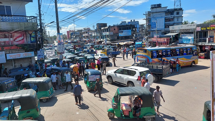 গোলাপগঞ্জে হটাৎ ৫ ঘন্টা শ্রমিকদের সড়ক অবরোধ, ভোগান্তির স্বীকার যাত্রীরা