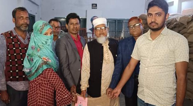 রায়গঞ্জের হাটপাঙ্গাসীতে অসহায় ও দুঃস্থ পরিবারের মধ্যে চাউল বিতরণ