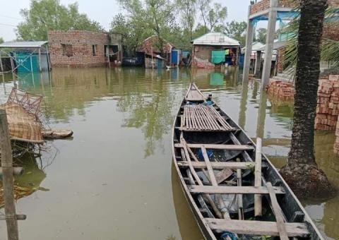 ঘুর্ণিঝড় রেমালের তাল্ডবে পাইকগাছায় সুপেয় পানির সংকট বাড়ছে 