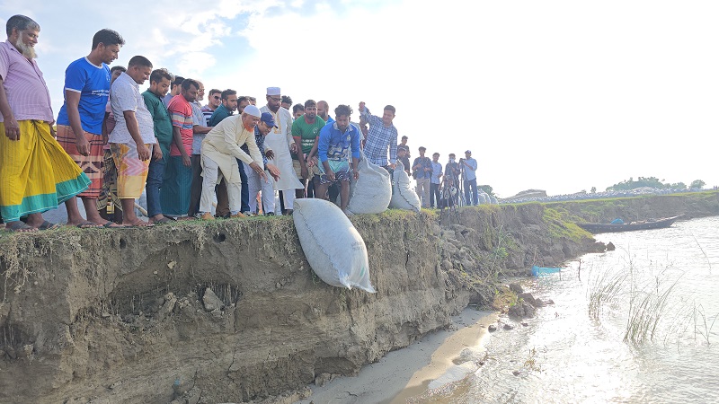 চাঁপাইনবাবগঞ্জে পদ্মা’র ভাঙ্গণ রোধে ২.০৯ কি.মি স্থায়ী বাঁধ নির্মাণ প্রকল্প উদ্বোধন