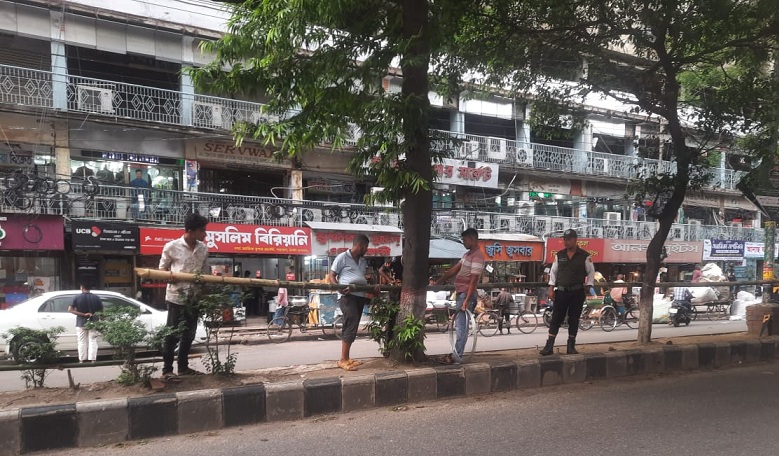 শাহবাগে মিডওয়ে আইল্যান্ডে বেরিয়ার এবং অবৈধ হকার উচ্ছেদ করে জনসাধারণের ভোগান্তি লাঘবে কাজ করছে টিআই