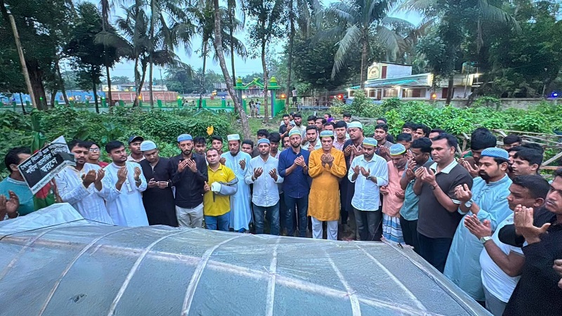 জুলাই-আগস্টের ঐতিহাসিক গণঅভ্যুত্থান স্মরণে কবর জিয়ারত,প্রধানমন্ত্রীর পক্ষ থেকে উপহারসামগ্রী হস্তান্ত