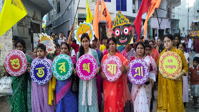 চাঁপাইনবাবগঞ্জে শ্রী শ্রী জগন্নাথ দেবের রথযাত্রা উপলক্ষে আনন্দ শোভাযাত্রা,বসেছে রথের মেলা