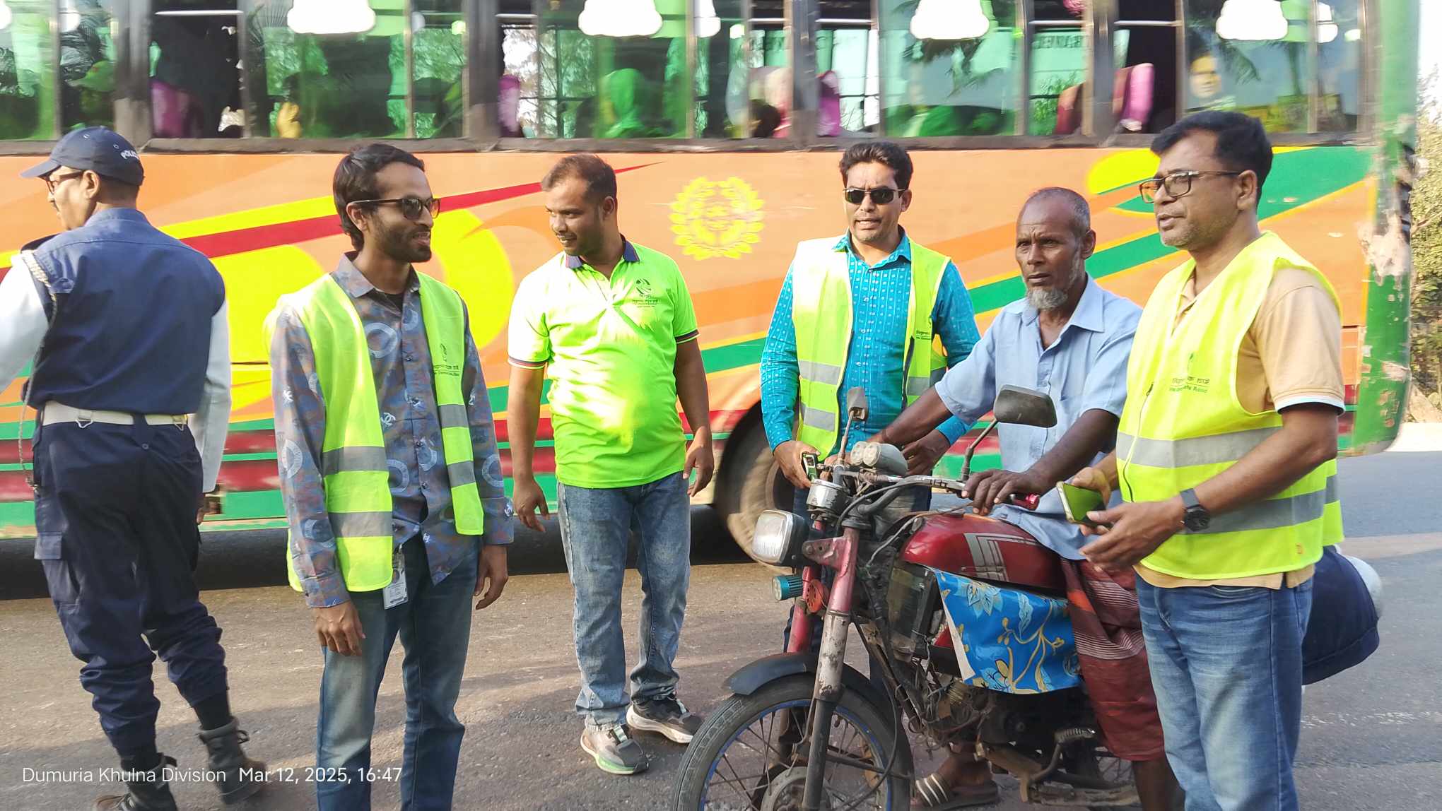 ডুমুরিয়ায় নিসচা'র সড়ক দুর্ঘটনা রোধে লিফলেট বিতরণ