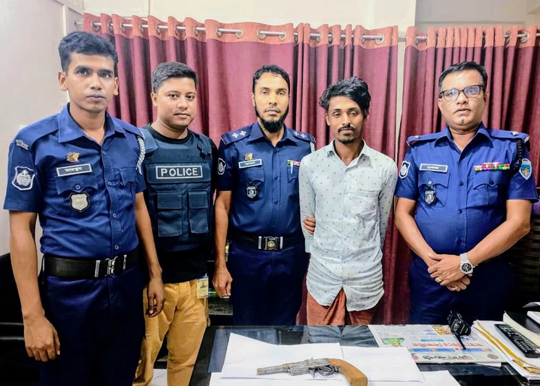 মহেশখালীতে দিন দুপুরে প্রকাশ্যে অস্ত্র নিয়ে ভয়ভীতি প্রদর্শন, ৯৯৯ এ কল দিয়ে যুবকে গ্রেপ্তার করে পুলিশ