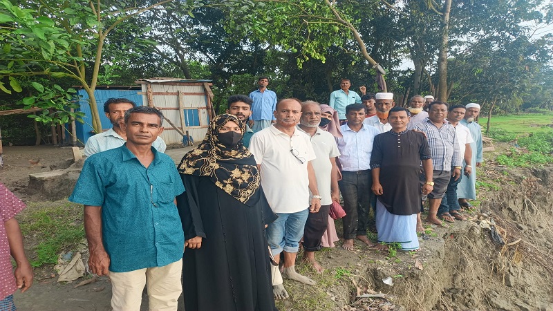 চোখের সামনেই শেষ সম্বলটুকু নদীর অতল গহ্বরে হারিয়ে দিশেহারা মানুষ 