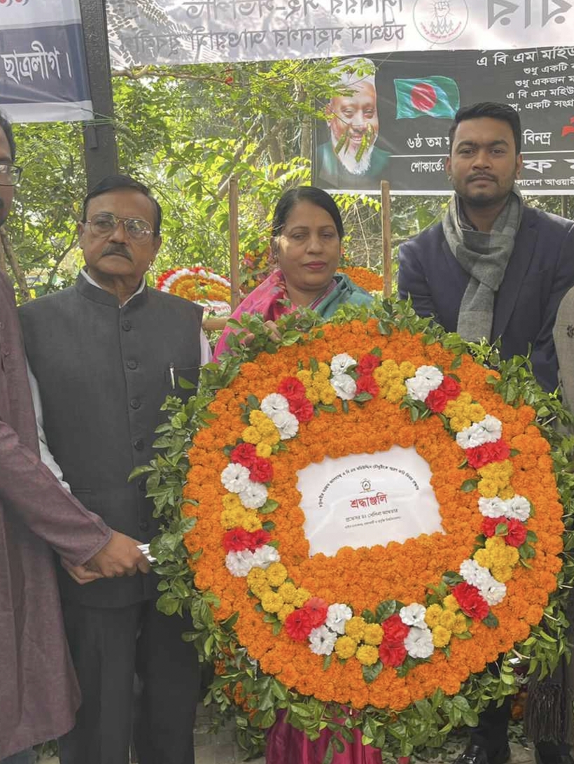 মৃত্যুবার্ষিকীতে 'চট্টলবীর'র কবরে রাবিপ্রবি উপাচার্যের  পুষ্পার্ঘ্য
