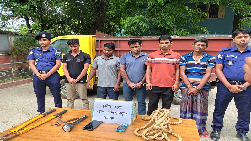 চাঁপাইনবাবগঞ্জে গরুচুরি মামলায় আন্ত:জেলা চোরচক্রের মুলহোতাসহ ৫ জন র‌্যাবের সহায়তায় গ্রেপ্তার
