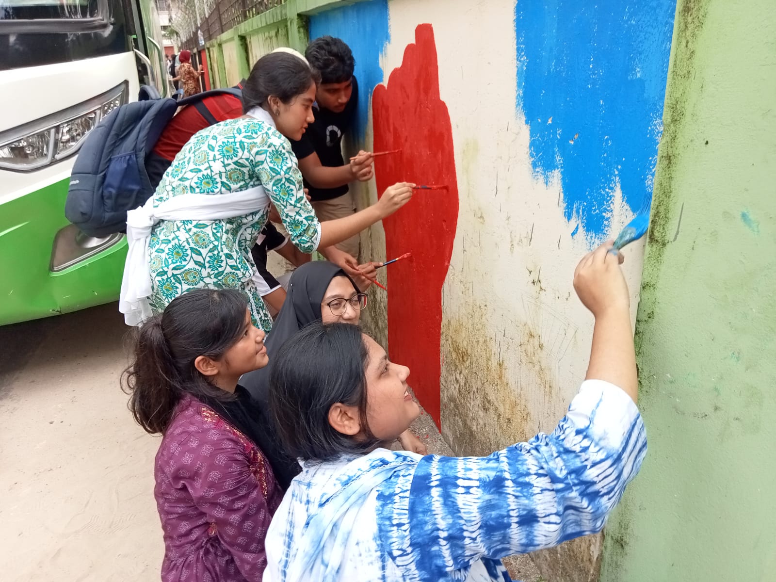 হালিশহর ক্যান্টনমেন্ট কলেজে শিক্ষার্থীদের দেয়ালচিত্র অঙ্কন