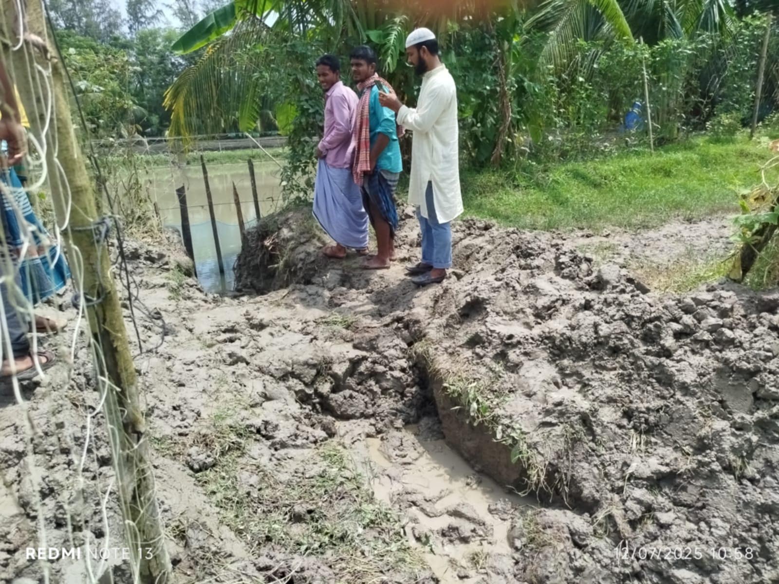 কোম্পানীগঞ্জে চাঁদা না দেয়ায় মৎস ব্যবসায়ীর ঘের কেটে দেয়ার অভিযোগ
