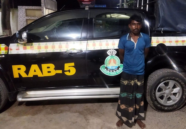 কুমিল্লা থেকে ট্রাকে চাঁপাইনবাবগঞ্জে পাচারকালে ৪২কেজি গাঁজাসহ চালক গ্রেপ্তার