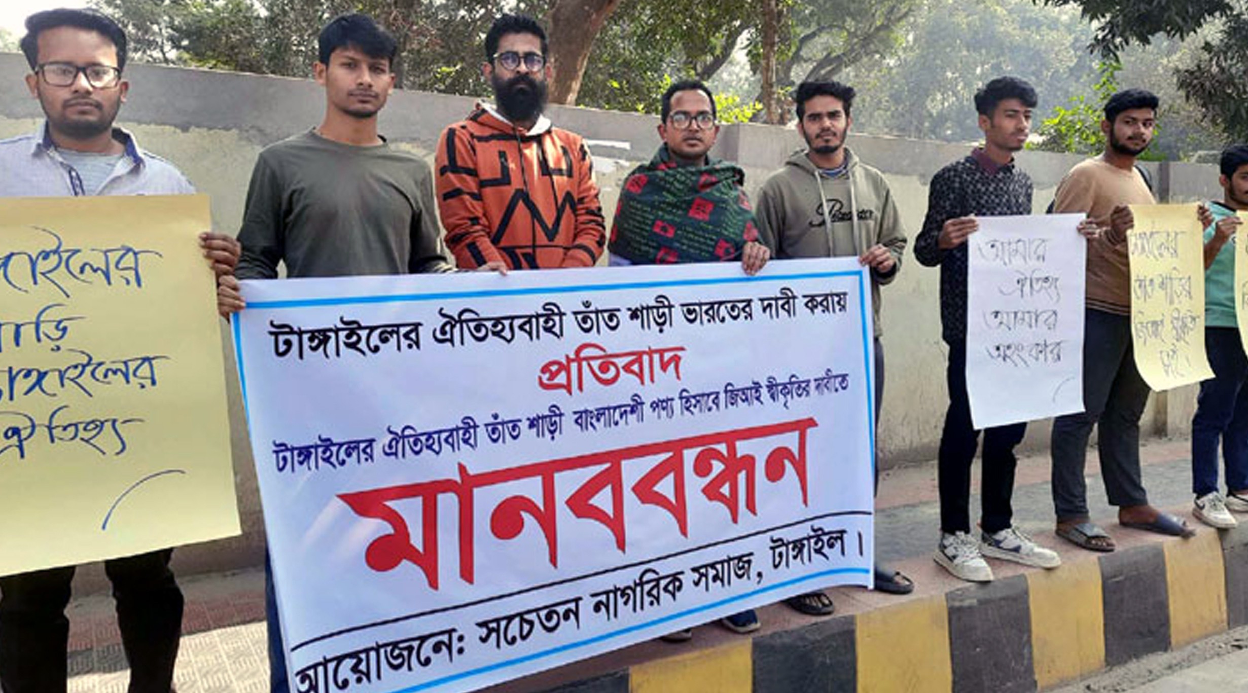 টাঙ্গাইল শাড়ির স্বত্ব নিয়ে ফুসে ওঠছে ব্যবসায়ী ও সুধীজনরা