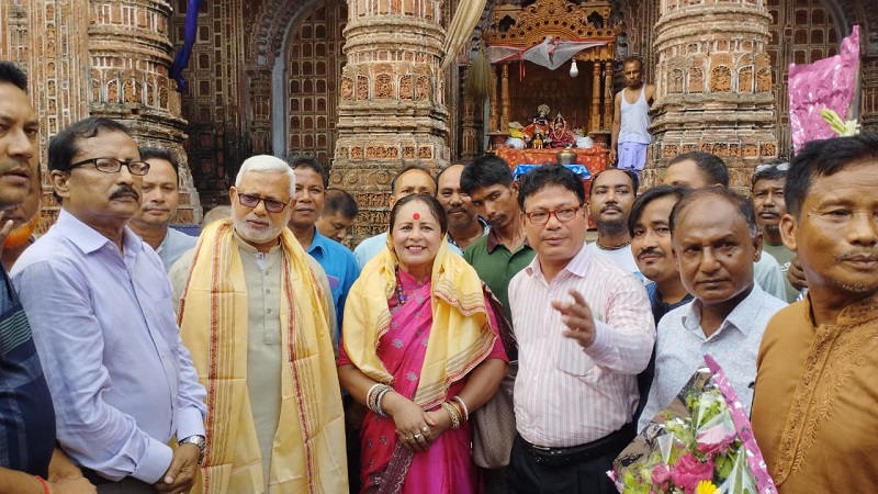কান্তজিউ মন্দির পরিদর্শনে অপর্ণা রায় দাস-স্বাগত জানালেন এমপি মনজুরুল ইসলাম
