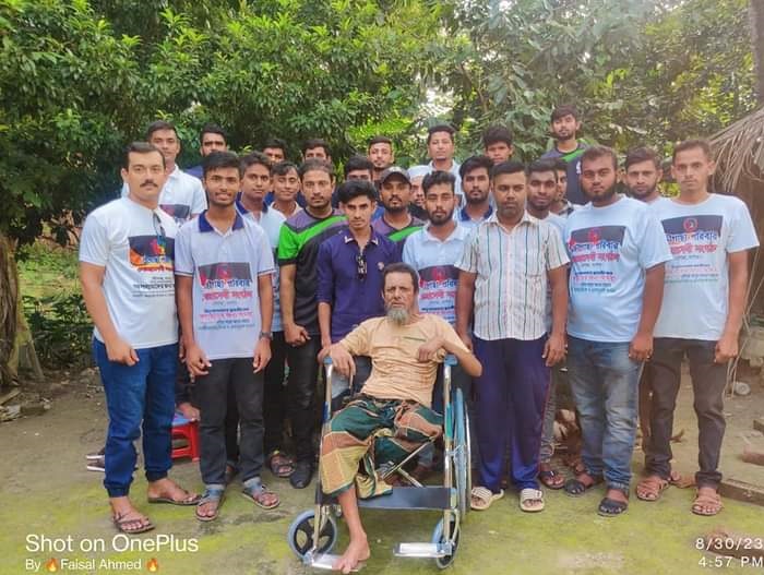 পঙ্গুকে হুইল চেয়ার প্রদান করলো 'চৌগাছা পরিবার' স্বেচ্ছাসেবী সংগঠন