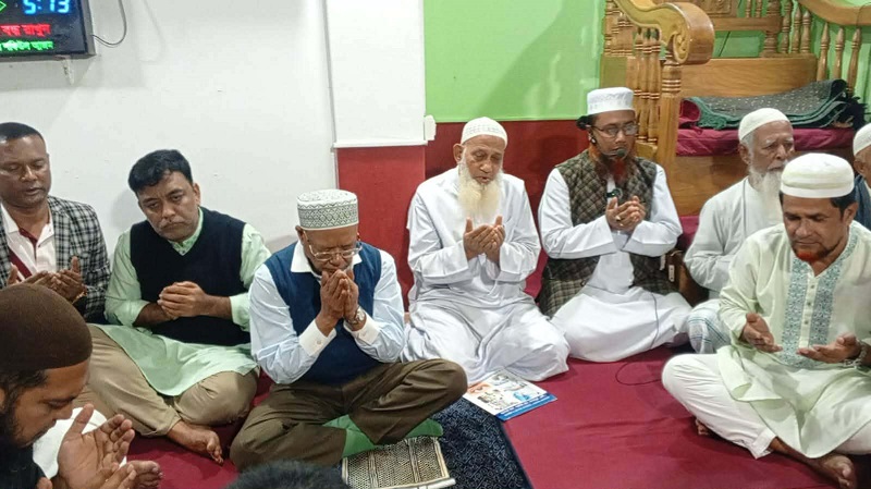বেগম খালেদা জিয়ার সুস্থতা ও হাদির রুহের মাগফিরাত কামনায় মিন্টুর দোয়া মাহফিল