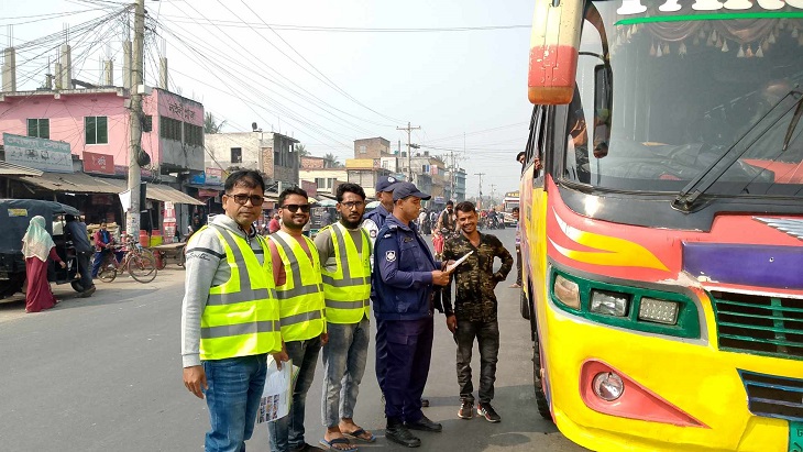 ডুমুরিয়ায় নিসচা'র লিফলেট বিতরণ