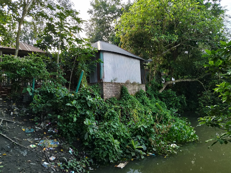 নদী ভাঙনের মুখে রায়গঞ্জের শ্রী শ্রী কালীমাতা মন্দির