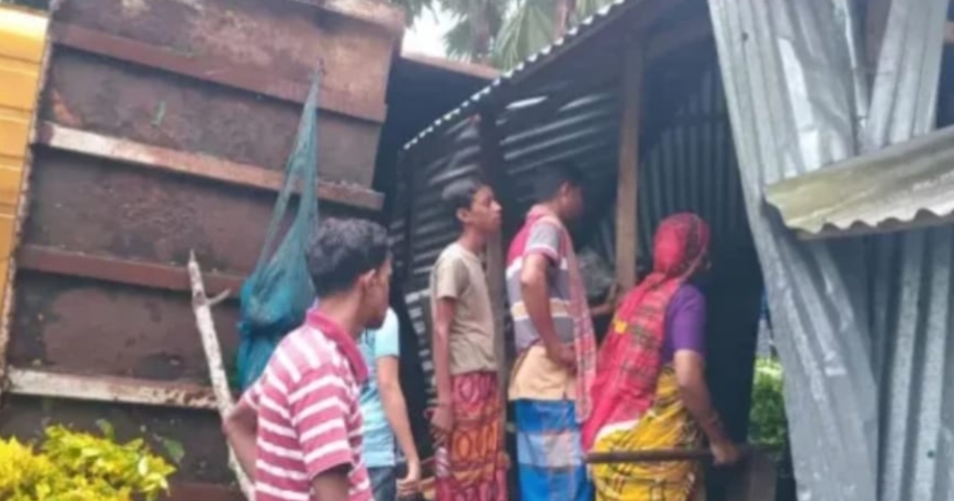 নড়াইলে ঘরের ওপর উল্টে পড়ল পাথর বোঝাই ট্রাক: ঘুমন্ত স্কুলছাত্রী নিহত