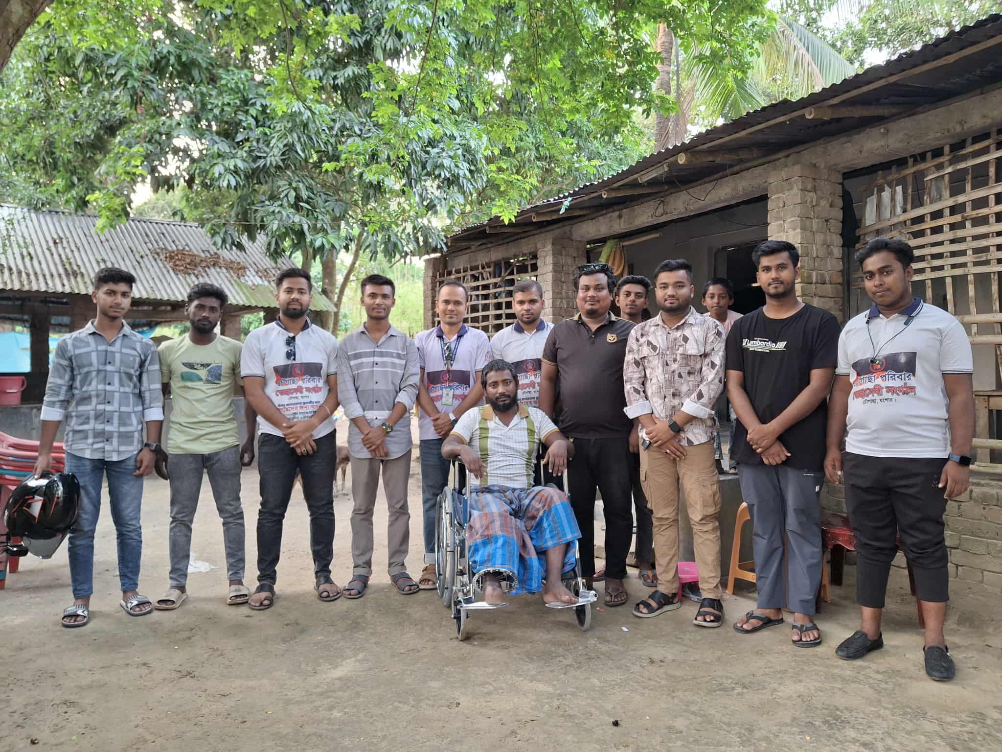 সড়ক দূর্ঘটনায় আহতকে হুইল চেয়ার প্রদান করলো 'চৌগাছা পরিবার' স্বেচ্ছাসেবী সংগঠন