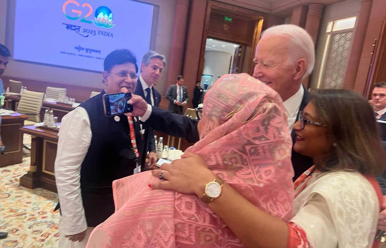 প্রধানমন্ত্রী শেখ হাসিনার সাথে জো বাইডেনের সেলফি