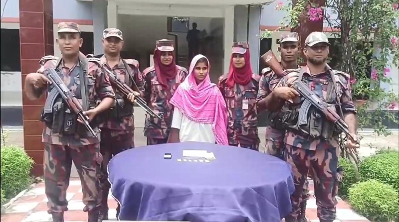 সাতক্ষীরায় ৬টি স্বর্ণের বারসহ এক চোরাকারবারী আটক