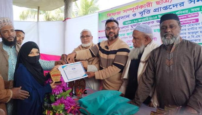 মুন্সি আবদুল কাদের হিফজুল কোরআন মডেল মাদ্রাসায় পাগড়ি-খিমার ও সনদ প্রদান